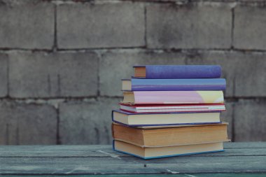 Ahşap bir kutuda kitaplar, endüstriyel bir ortamda kitaplar.