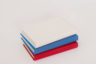  Beyaz arkaplan üzerine kitaplar _ Rusya