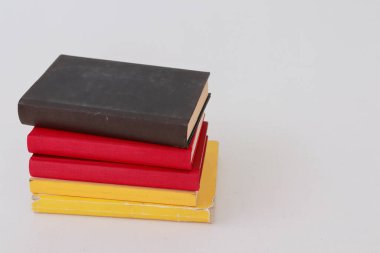 Beyaz arkaplan üzerine kitaplar _ Almanya