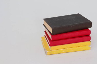 Beyaz arkaplan üzerine kitaplar _ Almanya