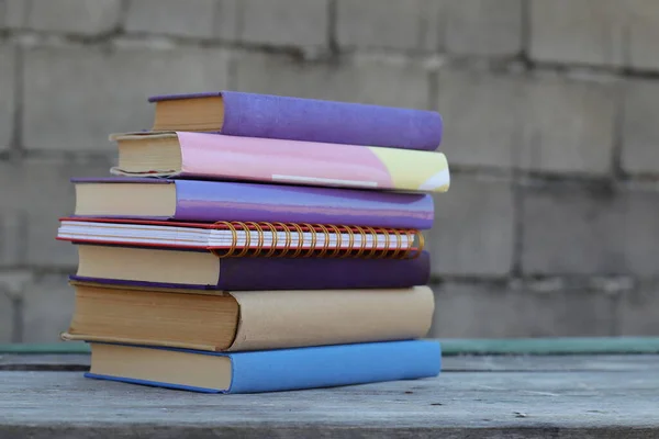 Libros Una Caja Madera Libros Entorno Industrial — Foto de Stock