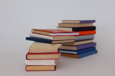 Beyaz arka plan üzerinde okul kitapları