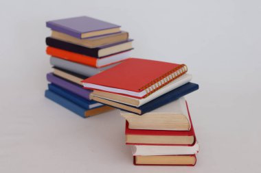 Beyaz arka plan üzerinde okul kitapları