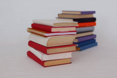 Beyaz arka plan üzerinde okul kitapları