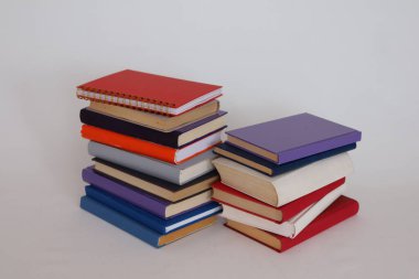 Beyaz arka plan üzerinde okul kitapları