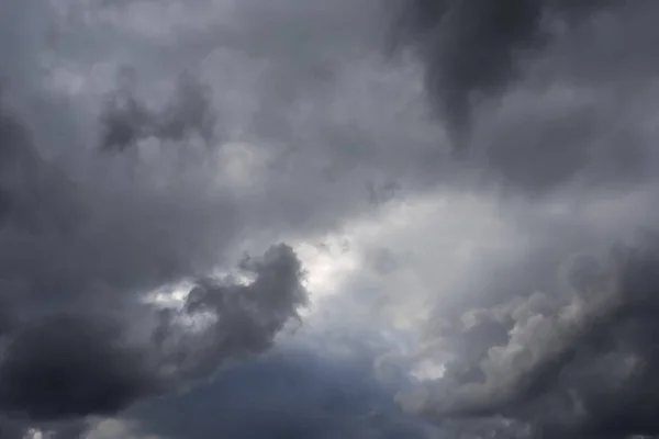 嵐の前の曇った空 — ストック写真