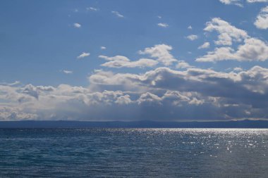 Mavi gökyüzü beyaz bulutlar