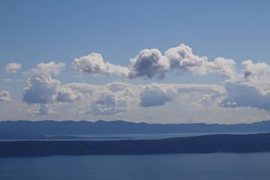 Mavi gökyüzü beyaz bulutlar