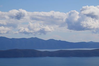 Mavi gökyüzü beyaz bulutlar