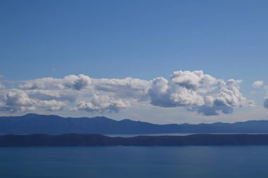 Mavi gökyüzü beyaz bulutlar