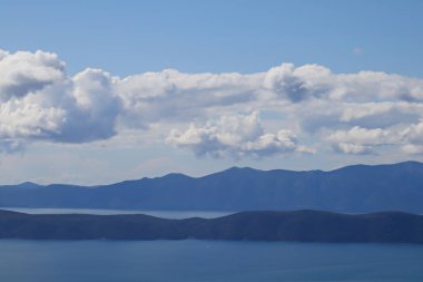 Mavi gökyüzü beyaz bulutlar