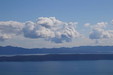 Mavi gökyüzü beyaz bulutlar