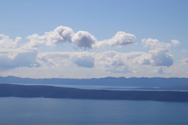 Mavi gökyüzü beyaz bulutlar