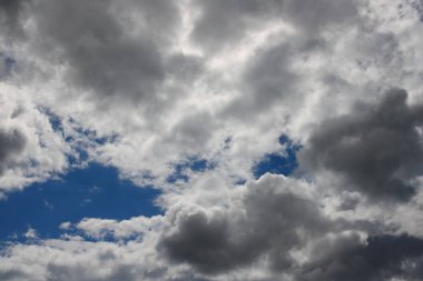 Mavi gökyüzü beyaz bulutlar