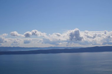 Mavi gökyüzü beyaz bulutlar