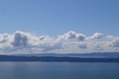 Mavi gökyüzü beyaz bulutlar