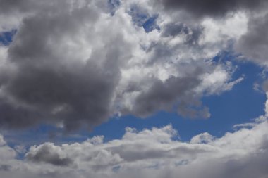 Mavi gökyüzü beyaz bulutlar