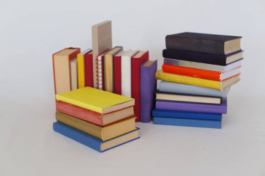 Beyaz arka plan üzerinde okul kitapları