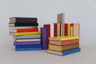 Beyaz arka plan üzerinde okul kitapları