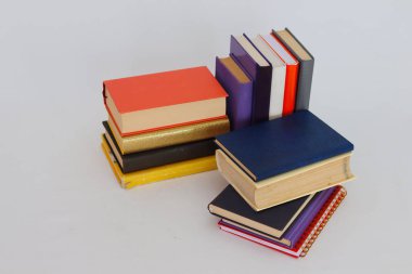 Beyaz arka plan üzerinde okul kitapları