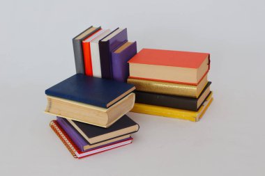 Beyaz arka plan üzerinde okul kitapları
