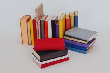 Beyaz arka plan üzerinde okul kitapları