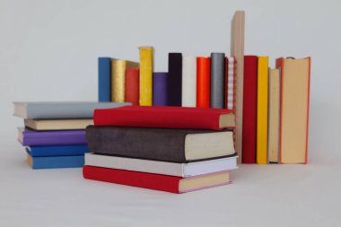 Beyaz arka plan üzerinde okul kitapları