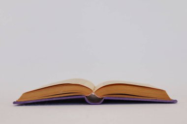 Beyaz arkaplan üzerine kitap aç