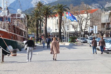 Makarska, Hırvat, 06.04.2022 Hırvatistan 'ın güneyindeki Makarska turizm merkezinde güneşli bir gün