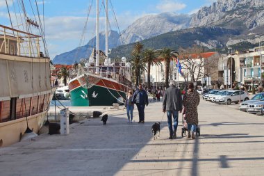 Makarska, Hırvat, 06.04.2022 Hırvatistan 'ın güneyindeki Makarska turizm merkezinde güneşli bir gün