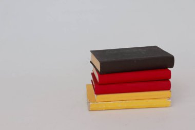 Beyaz arkaplan üzerine kitaplar _ Almanya