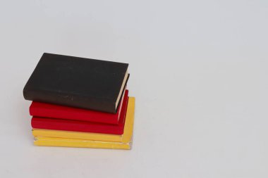 Beyaz arkaplan üzerine kitaplar _ Almanya