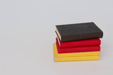 Beyaz arkaplan üzerine kitaplar _ Almanya