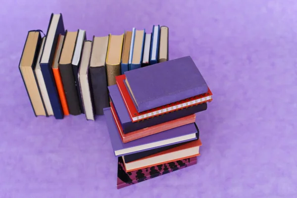 Montón Libros Sobre Fondo Violeta — Foto de Stock