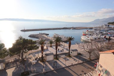 Baska Voda, Hırvatistan, 08.04. 2022 yılı. Hırvatistan 'ın güneyinde turistik bir yer