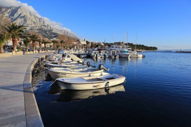 Baska Voda, Hırvatistan, 08.04. 2022 yılı. Hırvatistan 'ın güneyinde turistik bir yer