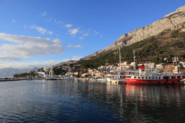 Baska Voda, Hırvatistan, 08.04. 2022 yılı. Hırvatistan 'ın güneyinde turistik bir yer