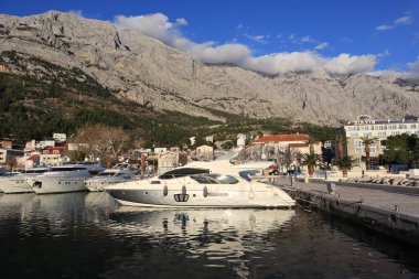 Baska Voda, Hırvatistan, 08.04. 2022 yılı. Hırvatistan 'ın güneyinde turistik bir yer