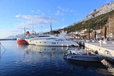 Baska Voda, Hırvatistan, 08.04. 2022 yılı. Hırvatistan 'ın güneyinde turistik bir yer