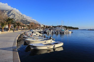 Baska Voda, Hırvatistan, 08.04. 2022 yılı. Hırvatistan 'ın güneyinde turistik bir yer