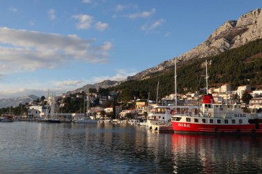 Baska Voda, Hırvatistan, 08.04. 2022 yılı. Hırvatistan 'ın güneyinde turistik bir yer