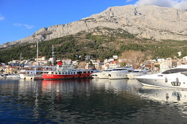 Baska Voda, Hırvatistan, 08.04. 2022 yılı. Hırvatistan 'ın güneyinde turistik bir yer