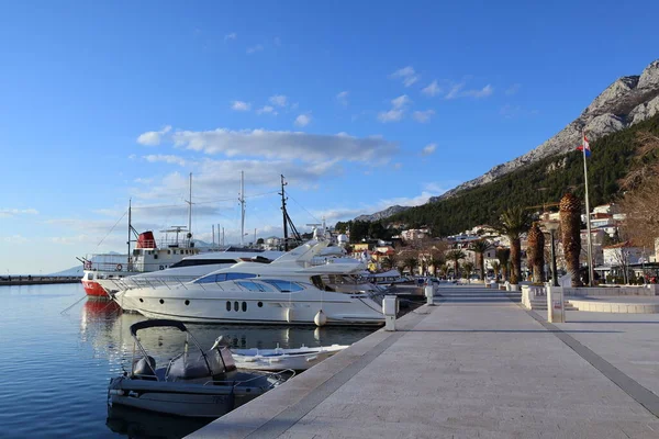 Baska Voda, Hırvatistan, 08.04. 2022 yılı. Hırvatistan 'ın güneyinde turistik bir yer