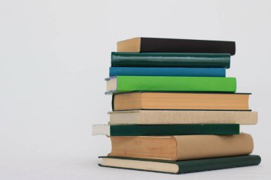 beyaz zemin üzerine yeşil kitap