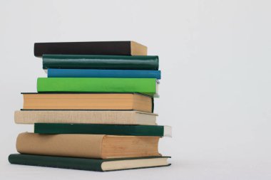 beyaz zemin üzerine yeşil kitap