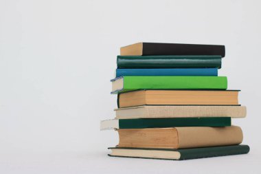 beyaz zemin üzerine yeşil kitap