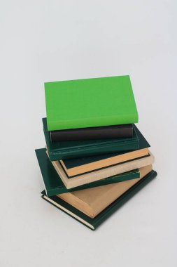 beyaz zemin üzerine yeşil kitap