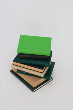 beyaz zemin üzerine yeşil kitap