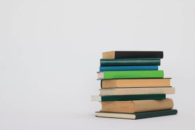 beyaz zemin üzerine yeşil kitap