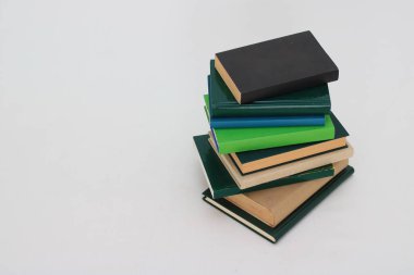 beyaz zemin üzerine yeşil kitap